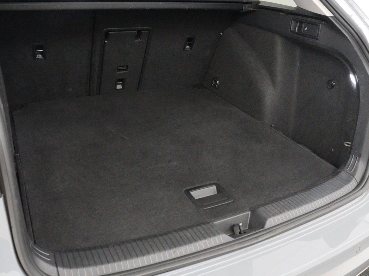 Volkswagen Golf 1.5 TSI Style | Matrix LED | Camera | Carplay | Trekhaak | Massage | Memory | Sfeerverlichting | Adaptive cruise | Digital Cockpit | Parkeerhulp | File Assistent | Climate control | Bluetooth
