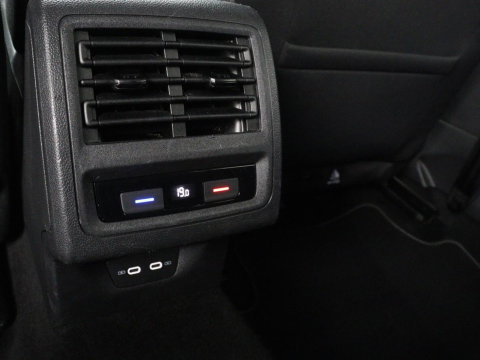 Volkswagen Golf 1.5 TSI Style | Matrix LED | Camera | Carplay | Trekhaak | Massage | Memory | Sfeerverlichting | Adaptive cruise | Digital Cockpit | Parkeerhulp | File Assistent | Climate control | Bluetooth