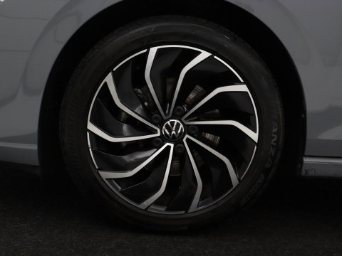 Volkswagen Golf 1.5 TSI Style | Matrix LED | Camera | Carplay | Trekhaak | Massage | Memory | Sfeerverlichting | Adaptive cruise | Digital Cockpit | Parkeerhulp | File Assistent | Climate control | Bluetooth