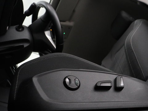 Volkswagen Golf 1.5 TSI Style | Matrix LED | Camera | Carplay | Trekhaak | Massage | Memory | Sfeerverlichting | Adaptive cruise | Digital Cockpit | Parkeerhulp | File Assistent | Climate control | Bluetooth