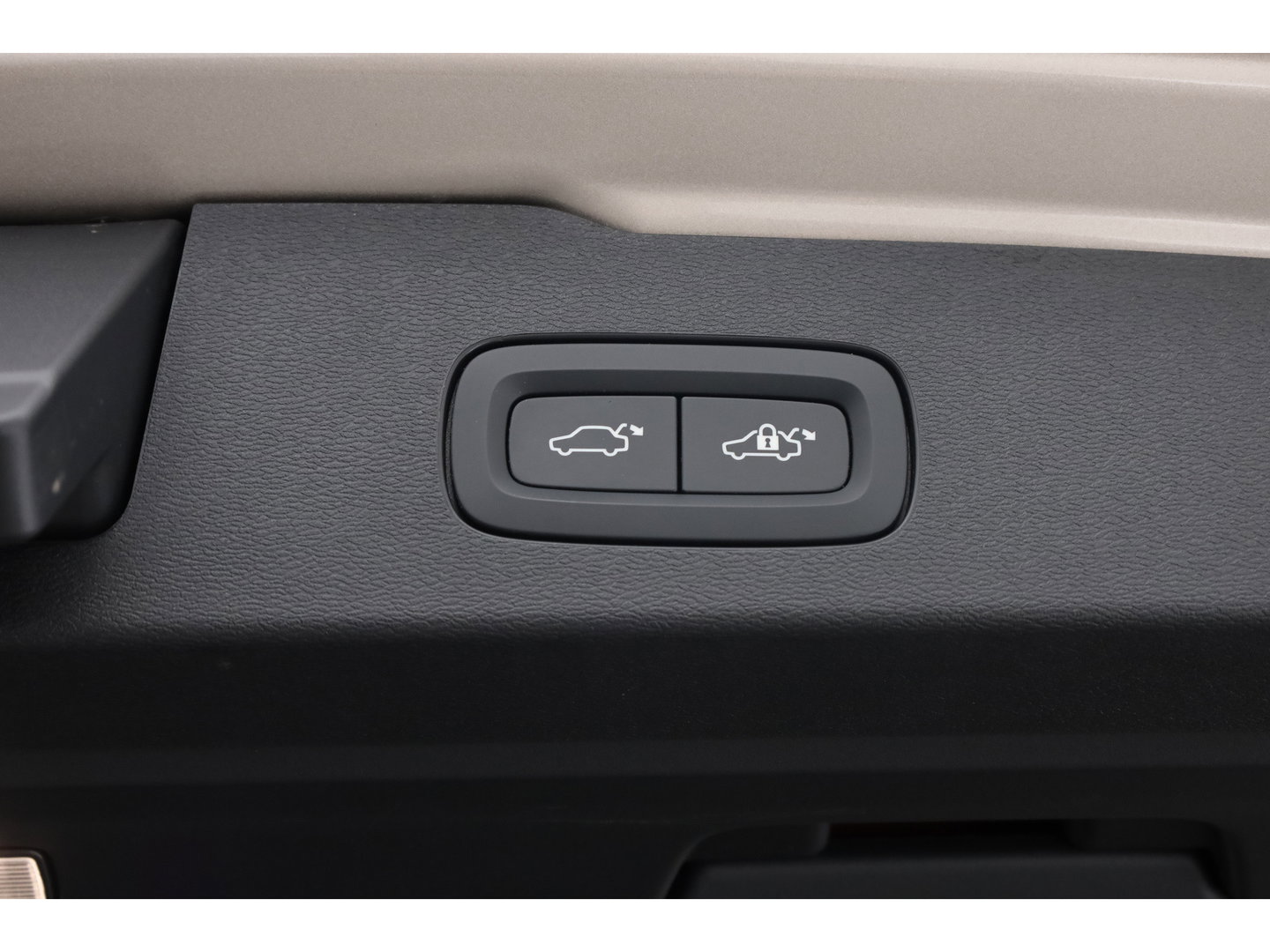 Volvo V60 2.0 T6 Plug-in hybrid AWD Plus Dark | Head-up | Trekhaak | 360 camera | H&K Audio | Stoel + stuurverwarming |