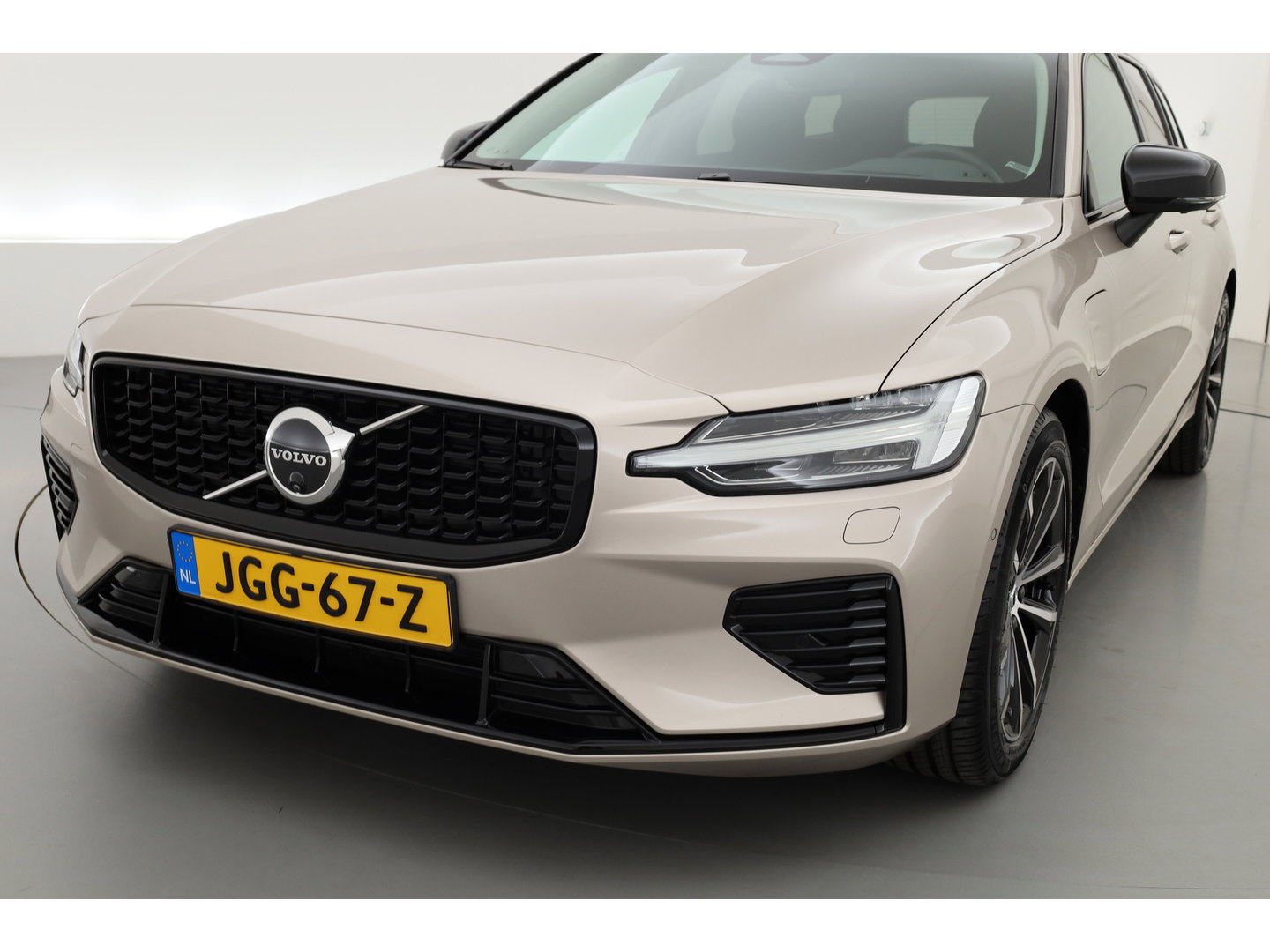 Volvo V60 2.0 T6 Plug-in hybrid AWD Plus Dark | Head-up | Trekhaak | 360 camera | H&K Audio | Stoel + stuurverwarming |