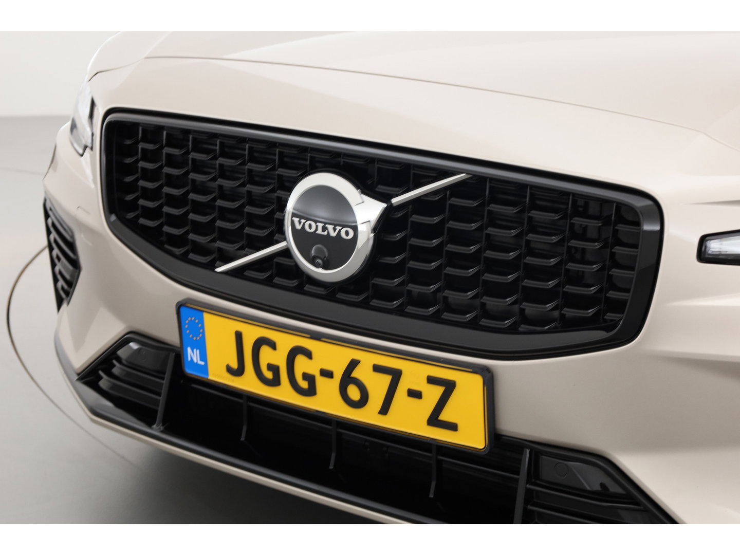Volvo V60 2.0 T6 Plug-in hybrid AWD Plus Dark | Head-up | Trekhaak | 360 camera | H&K Audio | Stoel + stuurverwarming |