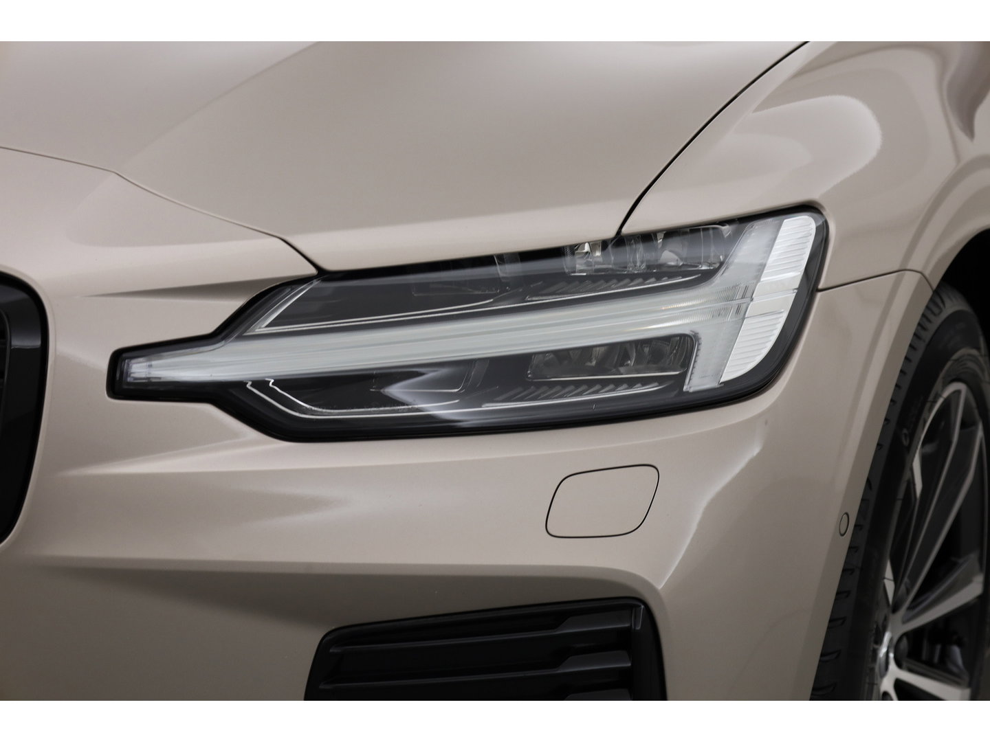 Volvo V60 2.0 T6 Plug-in hybrid AWD Plus Dark | Head-up | Trekhaak | 360 camera | H&K Audio | Stoel + stuurverwarming |