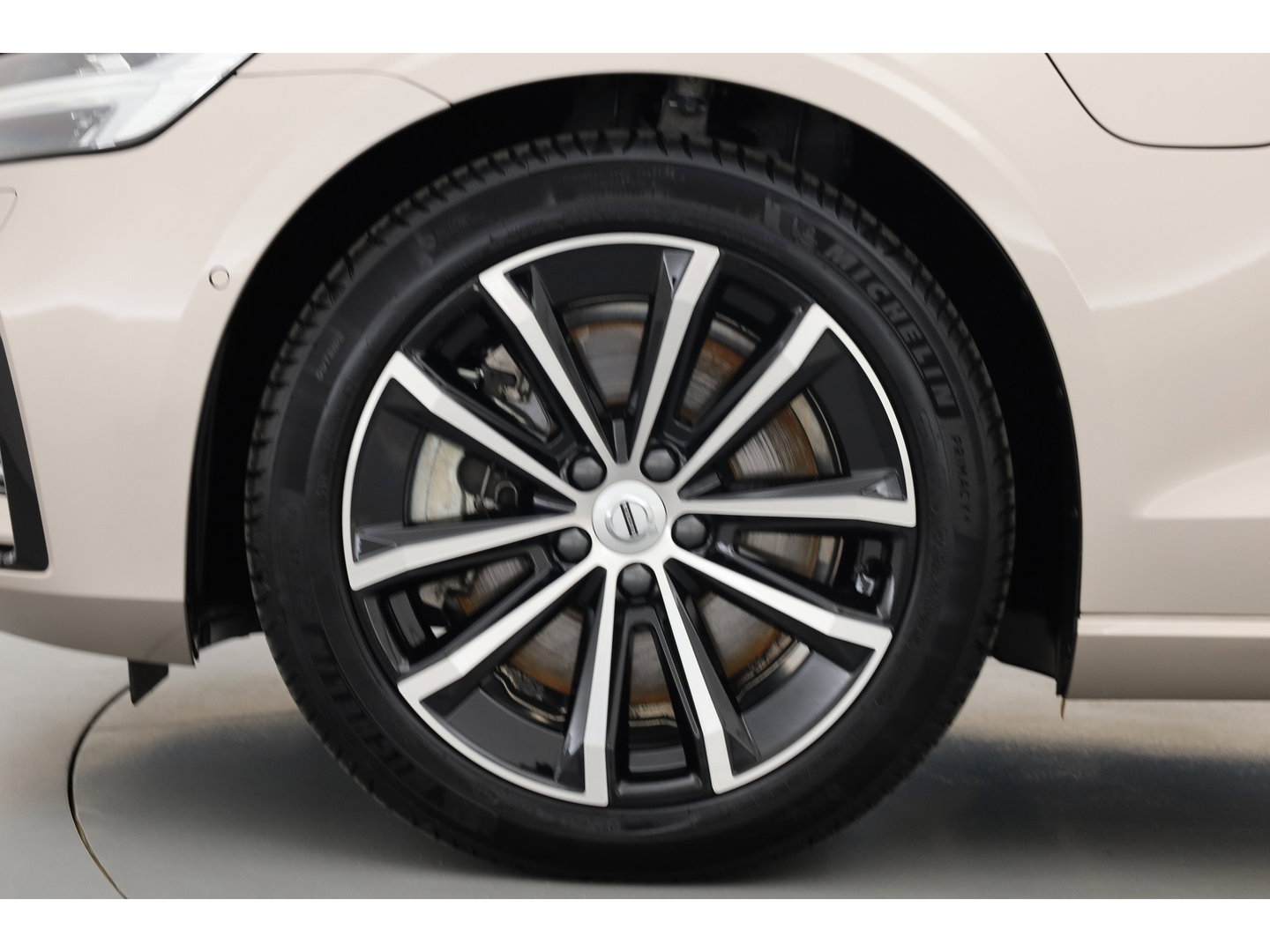 Volvo V60 2.0 T6 Plug-in hybrid AWD Plus Dark | Head-up | Trekhaak | 360 camera | H&K Audio | Stoel + stuurverwarming |