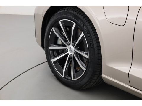 Volvo V60 2.0 T6 Plug-in hybrid AWD Plus Dark | Head-up | Trekhaak | 360 camera | H&K Audio | Stoel + stuurverwarming |