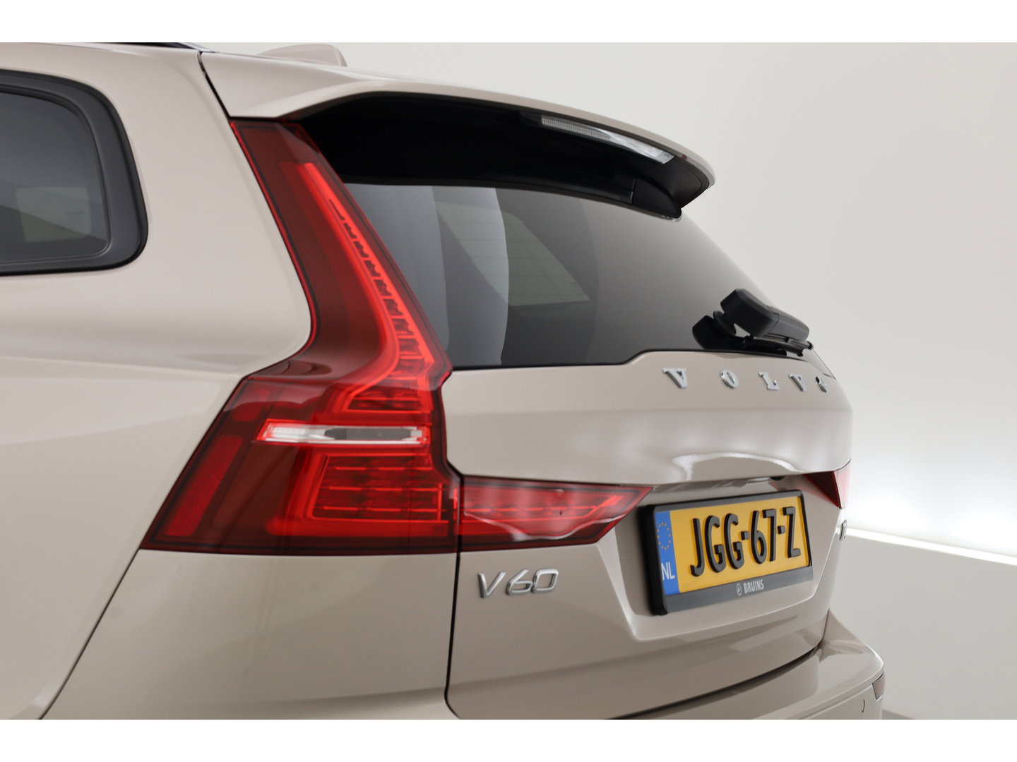 Volvo V60 2.0 T6 Plug-in hybrid AWD Plus Dark | Head-up | Trekhaak | 360 camera | H&K Audio | Stoel + stuurverwarming |