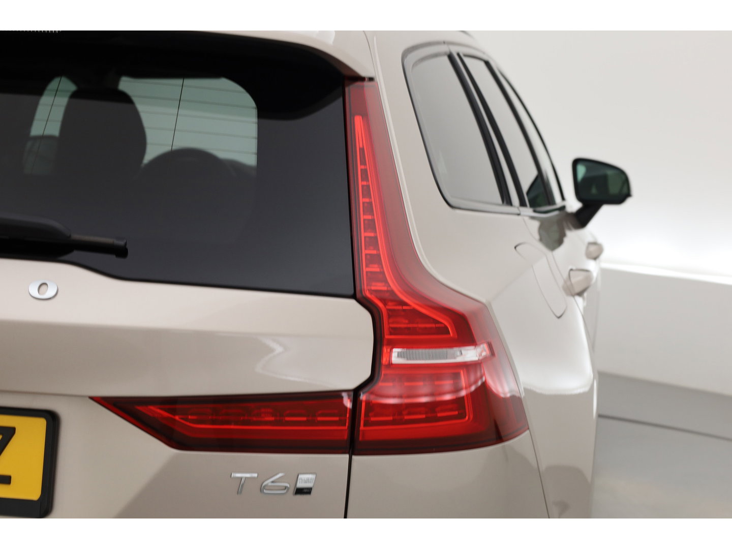 Volvo V60 2.0 T6 Plug-in hybrid AWD Plus Dark | Head-up | Trekhaak | 360 camera | H&K Audio | Stoel + stuurverwarming |