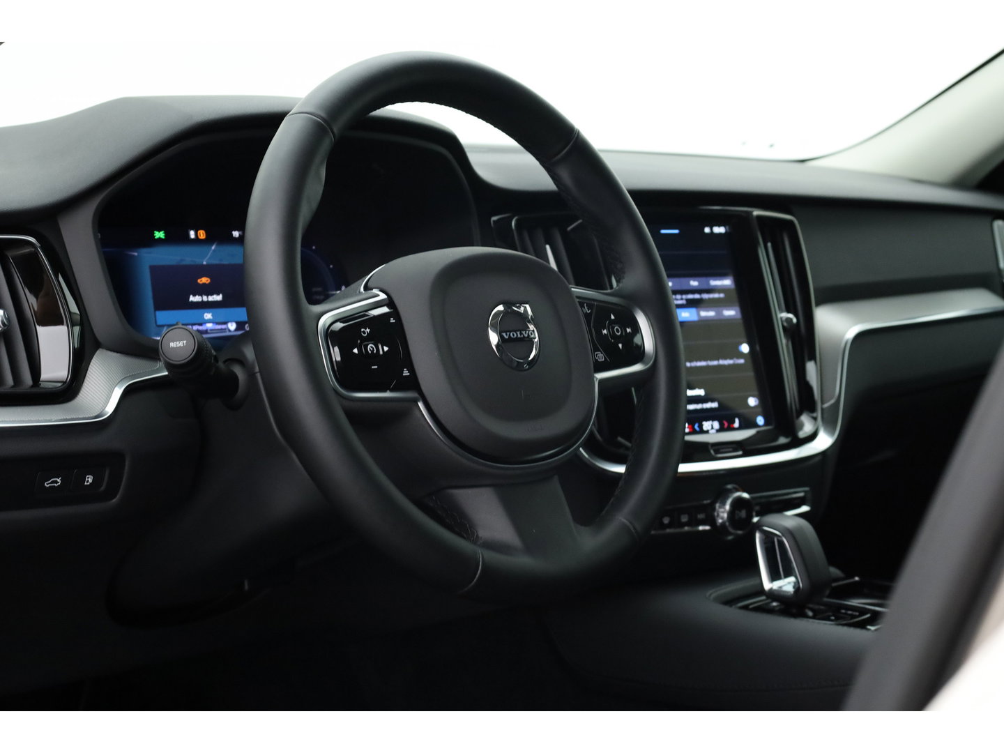 Volvo V60 2.0 T6 Plug-in hybrid AWD Plus Dark | Head-up | Trekhaak | 360 camera | H&K Audio | Stoel + stuurverwarming |