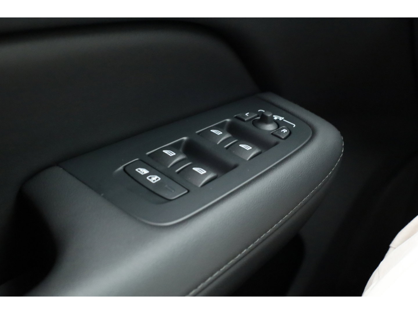 Volvo V60 2.0 T6 Plug-in hybrid AWD Plus Dark | Head-up | Trekhaak | 360 camera | H&K Audio | Stoel + stuurverwarming |