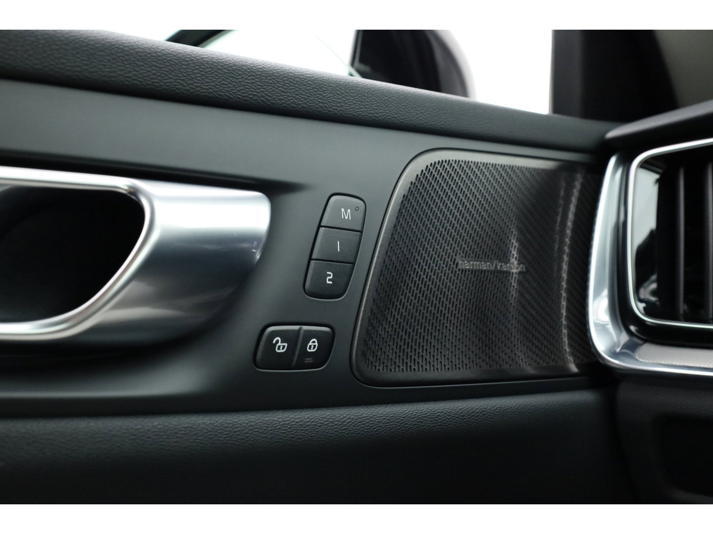 Volvo V60 2.0 T6 Plug-in hybrid AWD Plus Dark | Head-up | Trekhaak | 360 camera | H&K Audio | Stoel + stuurverwarming |