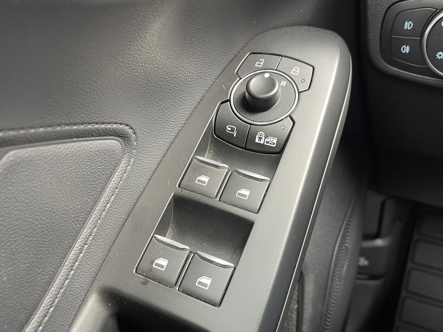 Ford FOCUS Wagon 1.0 EcoBoost Hybrid Active X Business | Apple Carplay | Rijmodus Regeling | Stoelverwarming | Stuurwielverwarming | Ford Pass Connect | DAB | Trekhaak | Isofix |