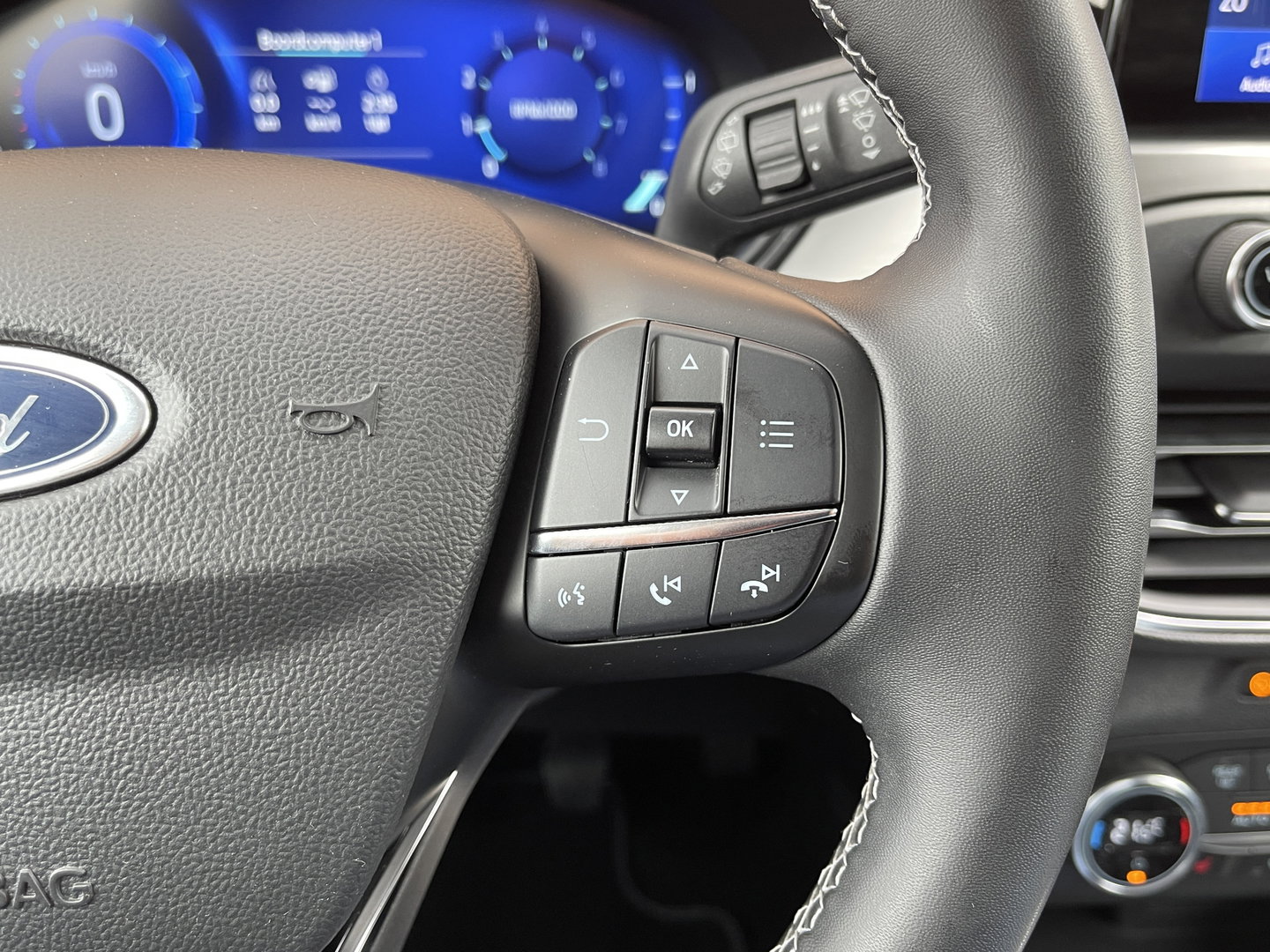 Ford FOCUS Wagon 1.0 EcoBoost Hybrid Active X Business | Apple Carplay | Rijmodus Regeling | Stoelverwarming | Stuurwielverwarming | Ford Pass Connect | DAB | Trekhaak | Isofix |