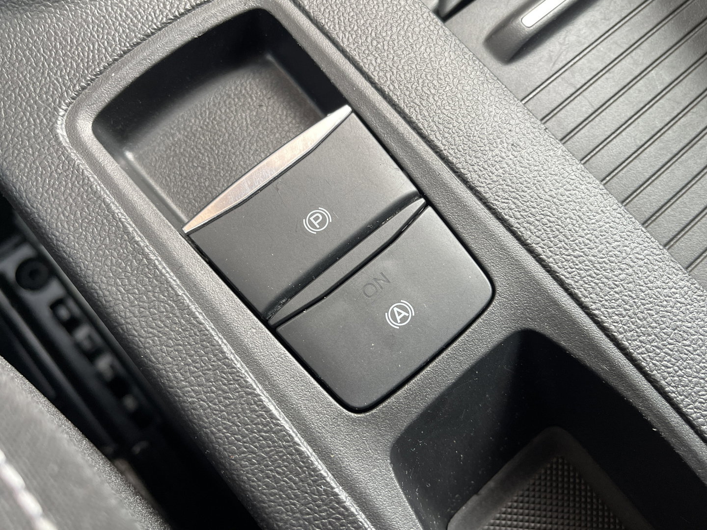 Ford FOCUS Wagon 1.0 EcoBoost Hybrid Active X Business | Apple Carplay | Rijmodus Regeling | Stoelverwarming | Stuurwielverwarming | Ford Pass Connect | DAB | Trekhaak | Isofix |