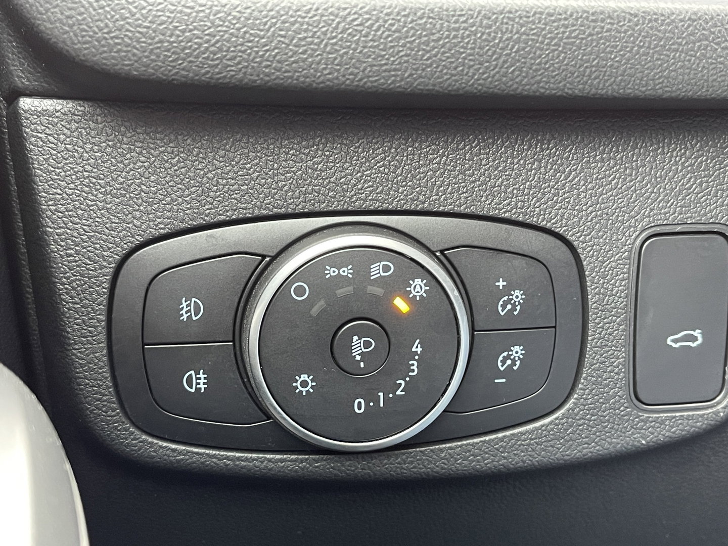 Ford FOCUS Wagon 1.0 EcoBoost Hybrid Active X Business | Apple Carplay | Rijmodus Regeling | Stoelverwarming | Stuurwielverwarming | Ford Pass Connect | DAB | Trekhaak | Isofix |