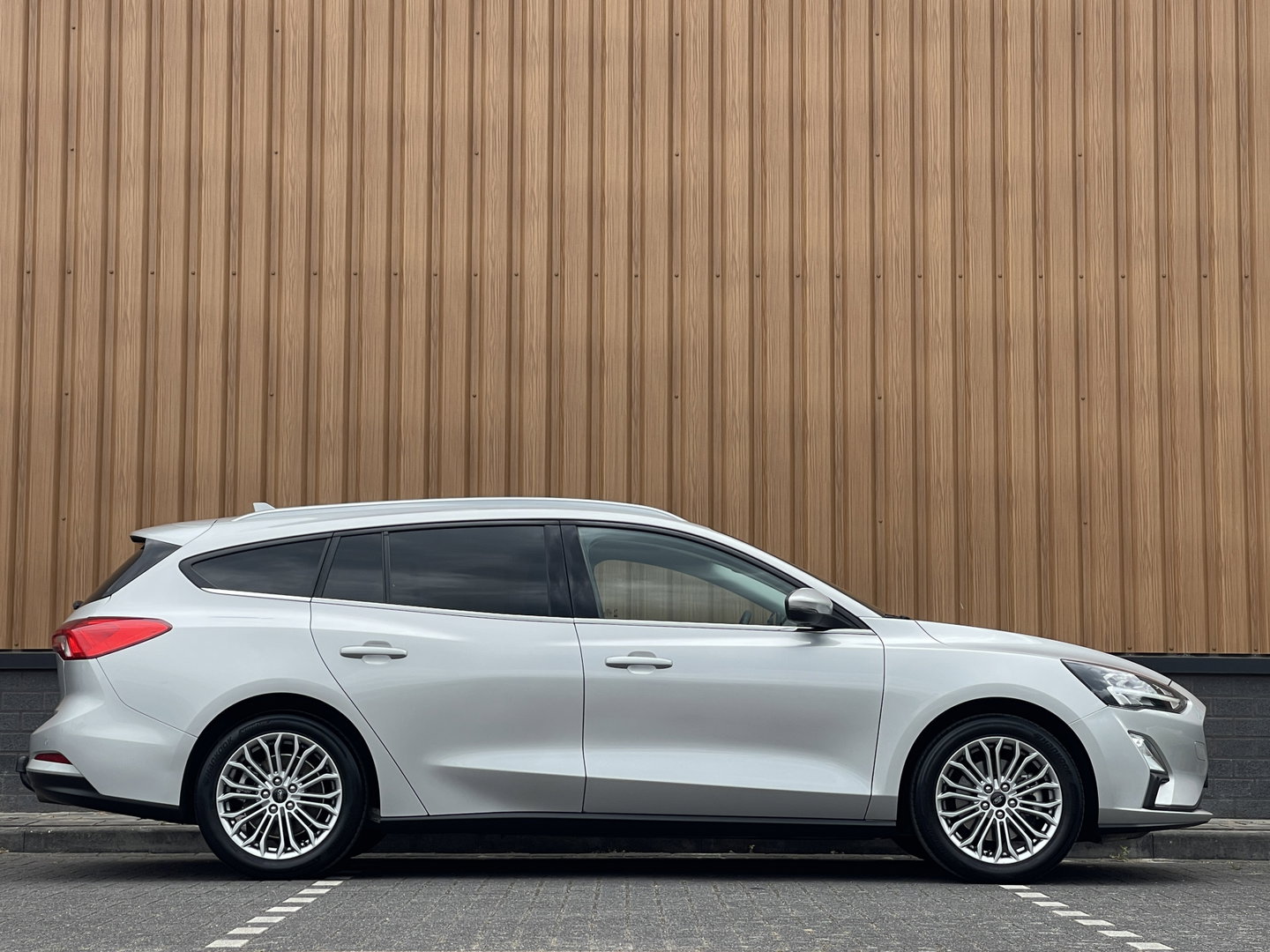 Ford FOCUS Wagon 1.0 EcoBoost Hybrid Active X Business | Apple Carplay | Rijmodus Regeling | Stoelverwarming | Stuurwielverwarming | Ford Pass Connect | DAB | Trekhaak | Isofix |
