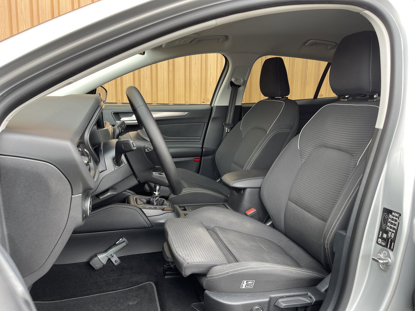Ford FOCUS Wagon 1.0 EcoBoost Hybrid Active X Business | Apple Carplay | Rijmodus Regeling | Stoelverwarming | Stuurwielverwarming | Ford Pass Connect | DAB | Trekhaak | Isofix |