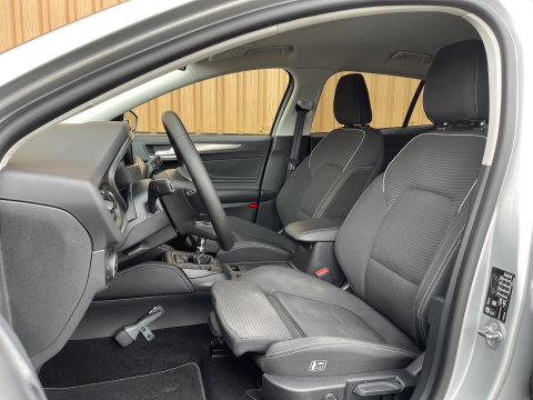 Ford FOCUS Wagon 1.0 EcoBoost Hybrid Active X Business | Apple Carplay | Rijmodus Regeling | Stoelverwarming | Stuurwielverwarming | Ford Pass Connect | DAB | Trekhaak | Isofix |