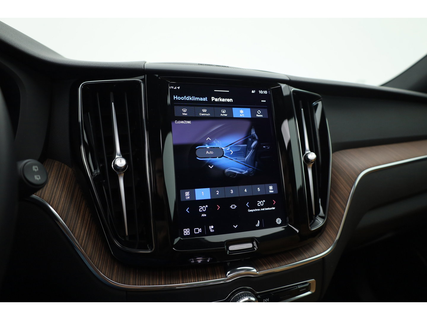 Volvo XC60 T6 Plug-in hybrid Plus Dark | SOH 99.6% | Pano | Stoelventilatie | 360cam | Memory Seats | H&K Audio | Stoel-Stuurverw. | Adapt. Cruise  x