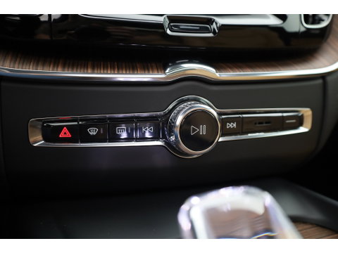 Volvo XC60 T6 Plug-in hybrid Plus Dark | SOH 99.6% | Pano | Stoelventilatie | 360cam | Memory Seats | H&K Audio | Stoel-Stuurverw. | Adapt. Cruise  x