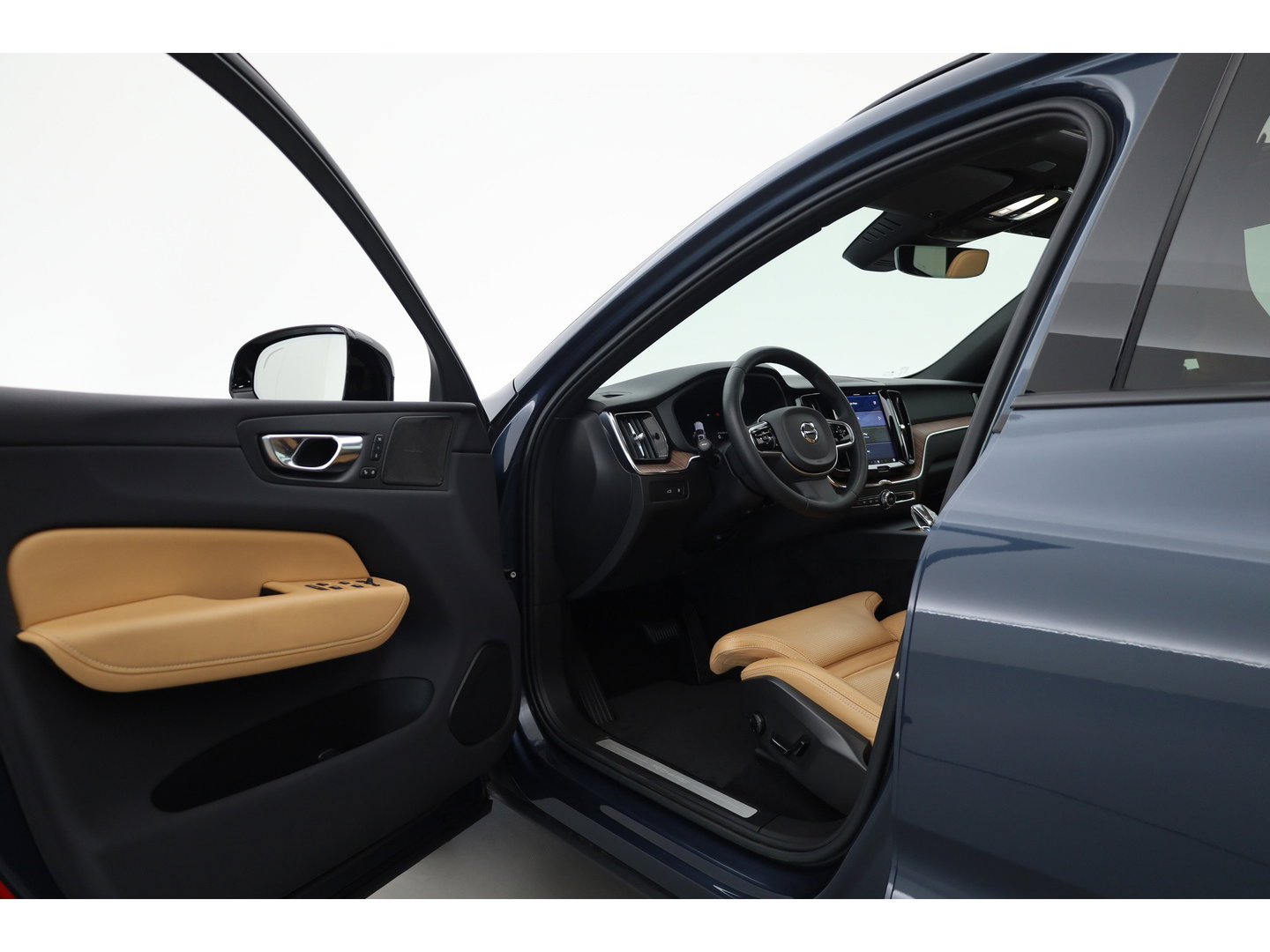 Volvo XC60 T6 Plug-in hybrid Plus Dark | SOH 99.6% | Pano | Stoelventilatie | 360cam | Memory Seats | H&K Audio | Stoel-Stuurverw. | Adapt. Cruise  x