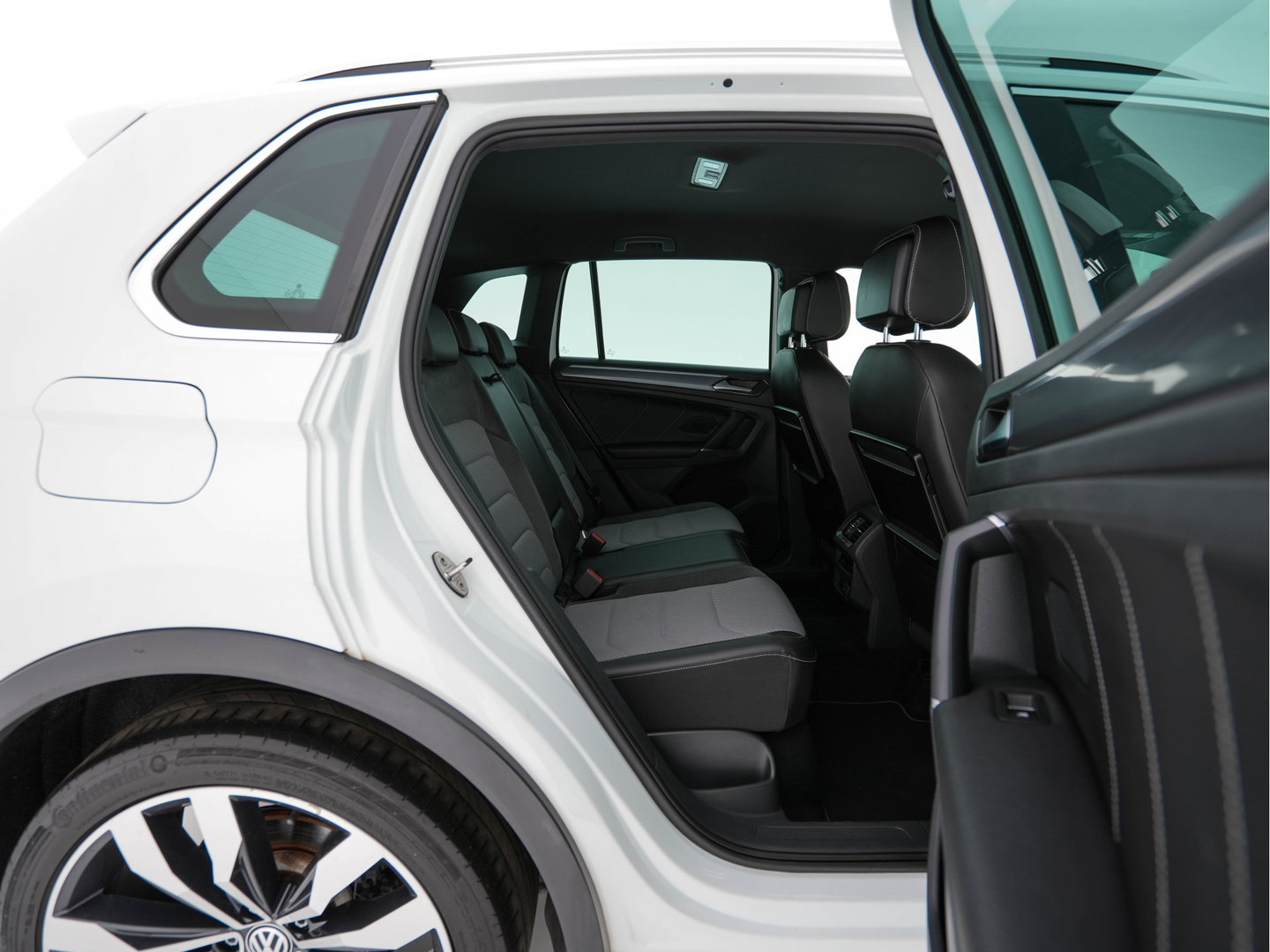 Volkswagen Tiguan 2.0 TSI 4Motion (⚠️) R-Line Highline Aut. *ADAPTIVE-CRUISE | LEATHER-MICROFIBRE | FULL-LED | NAVI-FULLMAP | HEATED-SPORTSEATS | CAMERA | SHIFTPADDLES | PRIVACYGLASS | CARPLAY | ECC | PDC | 20''ALU*