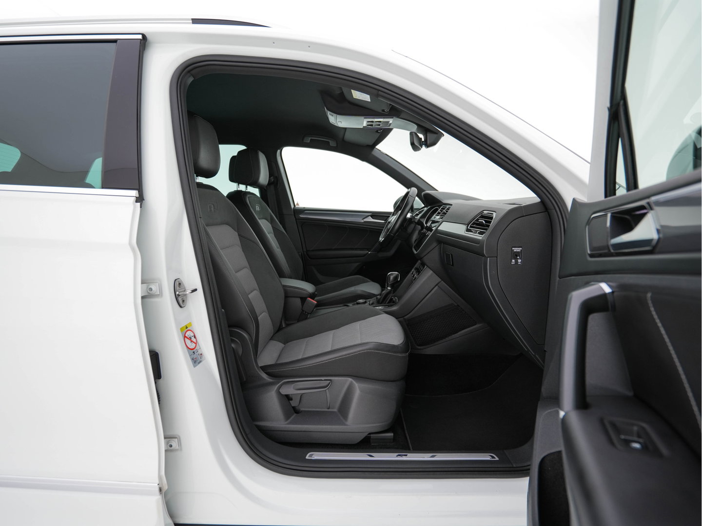 Volkswagen Tiguan 2.0 TSI 4Motion (⚠️) R-Line Highline Aut. *ADAPTIVE-CRUISE | LEATHER-MICROFIBRE | FULL-LED | NAVI-FULLMAP | HEATED-SPORTSEATS | CAMERA | SHIFTPADDLES | PRIVACYGLASS | CARPLAY | ECC | PDC | 20''ALU*
