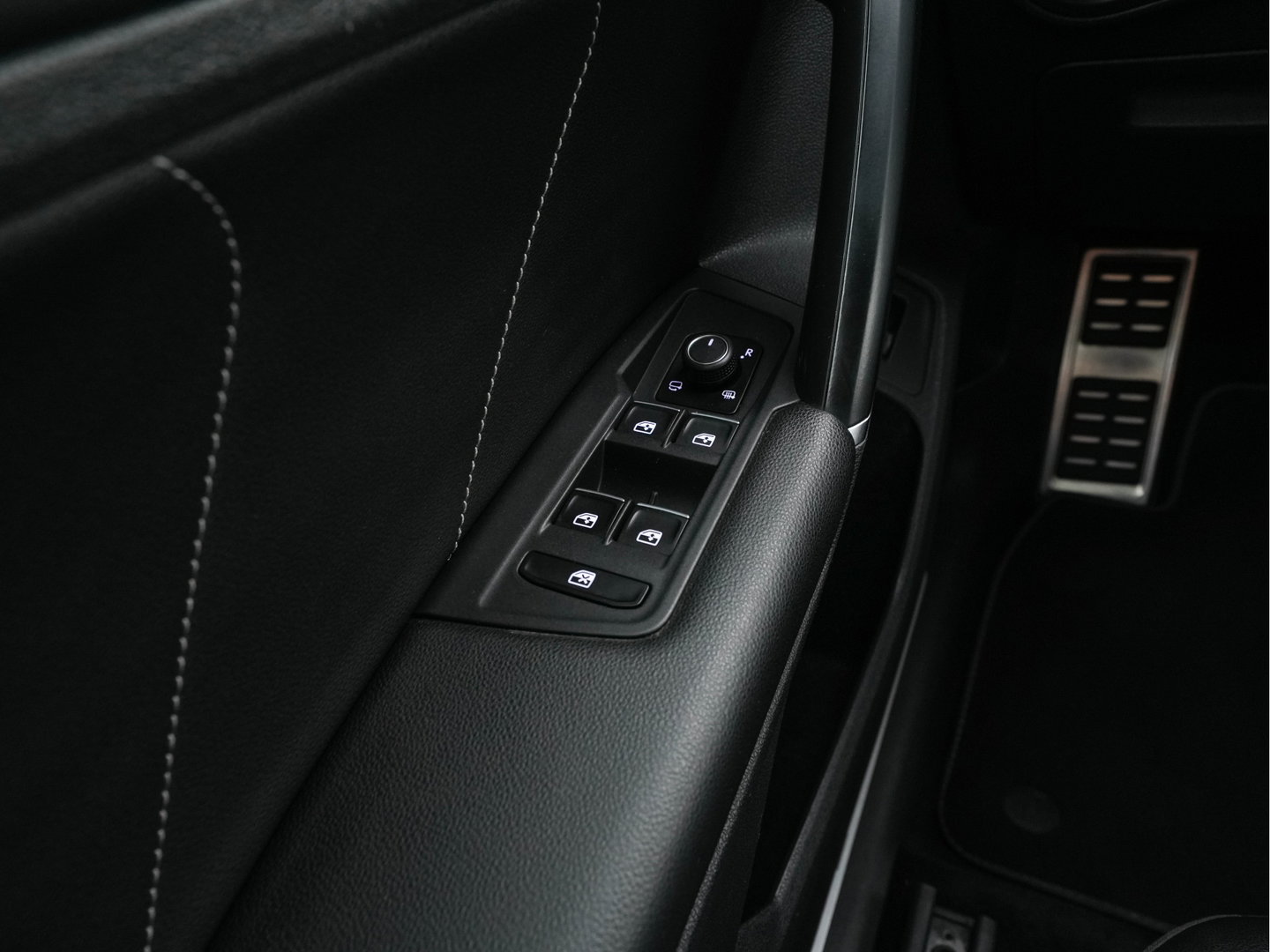 Volkswagen Tiguan 2.0 TSI 4Motion (⚠️) R-Line Highline Aut. *ADAPTIVE-CRUISE | LEATHER-MICROFIBRE | FULL-LED | NAVI-FULLMAP | HEATED-SPORTSEATS | CAMERA | SHIFTPADDLES | PRIVACYGLASS | CARPLAY | ECC | PDC | 20''ALU*