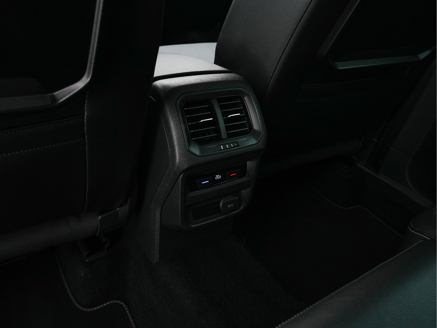 Volkswagen Tiguan 2.0 TSI 4Motion (⚠️) R-Line Highline Aut. *ADAPTIVE-CRUISE | LEATHER-MICROFIBRE | FULL-LED | NAVI-FULLMAP | HEATED-SPORTSEATS | CAMERA | SHIFTPADDLES | PRIVACYGLASS | CARPLAY | ECC | PDC | 20''ALU*
