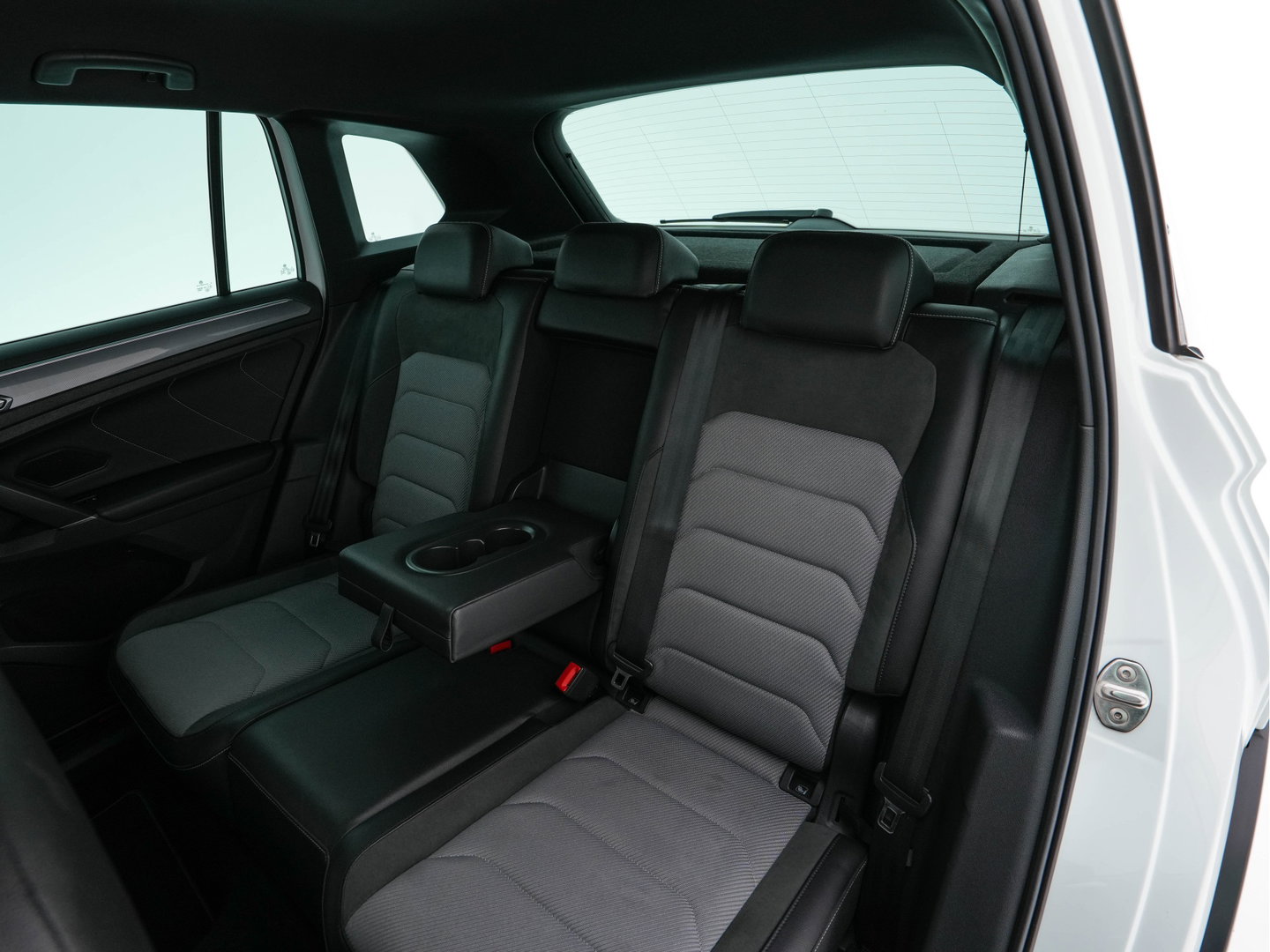 Volkswagen Tiguan 2.0 TSI 4Motion (⚠️) R-Line Highline Aut. *ADAPTIVE-CRUISE | LEATHER-MICROFIBRE | FULL-LED | NAVI-FULLMAP | HEATED-SPORTSEATS | CAMERA | SHIFTPADDLES | PRIVACYGLASS | CARPLAY | ECC | PDC | 20''ALU*