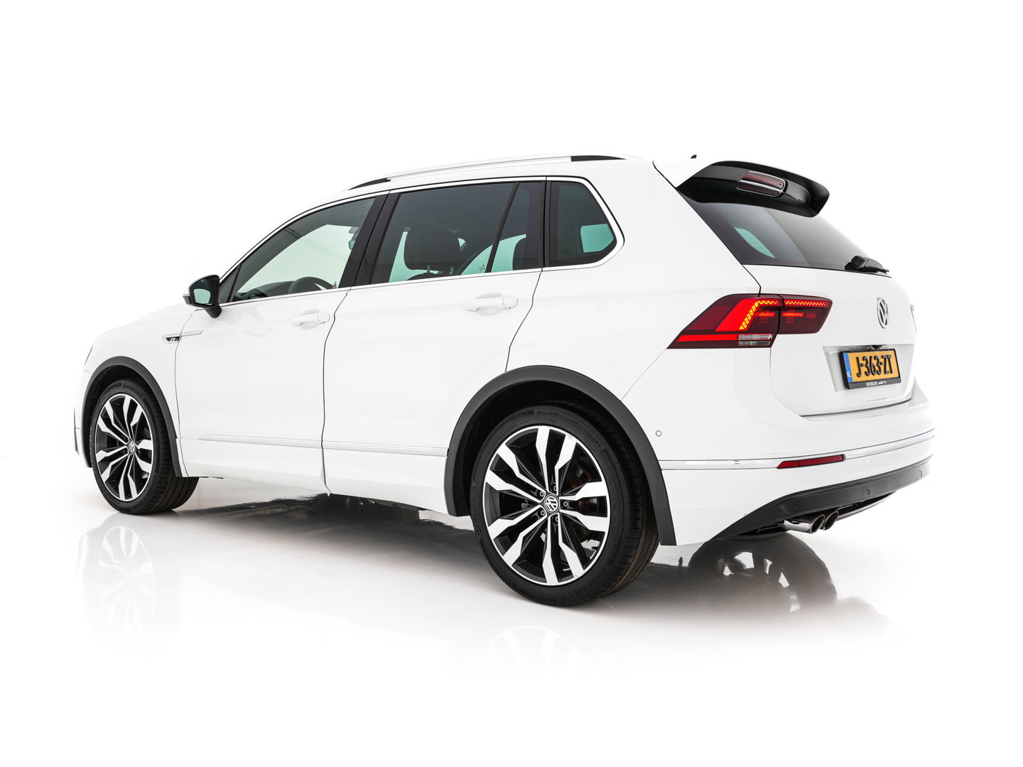 Volkswagen Tiguan 2.0 TSI 4Motion (⚠️) R-Line Highline Aut. *ADAPTIVE-CRUISE | LEATHER-MICROFIBRE | FULL-LED | NAVI-FULLMAP | HEATED-SPORTSEATS | CAMERA | SHIFTPADDLES | PRIVACYGLASS | CARPLAY | ECC | PDC | 20''ALU*