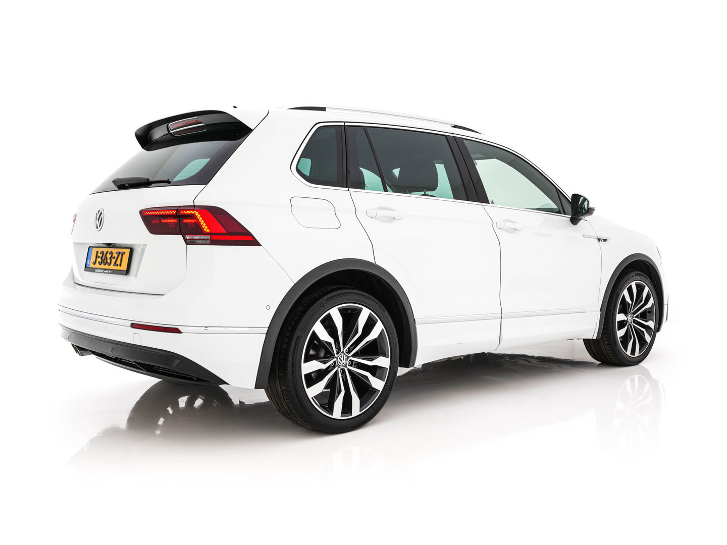 Volkswagen Tiguan 2.0 TSI 4Motion (⚠️) R-Line Highline Aut. *ADAPTIVE-CRUISE | LEATHER-MICROFIBRE | FULL-LED | NAVI-FULLMAP | HEATED-SPORTSEATS | CAMERA | SHIFTPADDLES | PRIVACYGLASS | CARPLAY | ECC | PDC | 20''ALU*