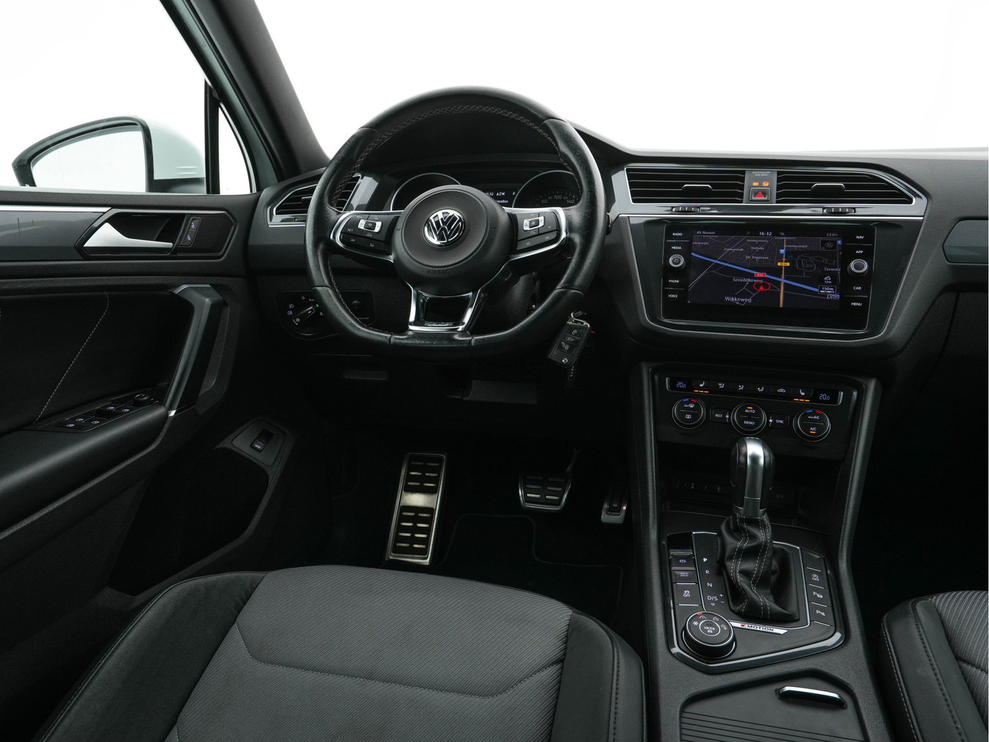 Volkswagen Tiguan 2.0 TSI 4Motion (⚠️) R-Line Highline Aut. *ADAPTIVE-CRUISE | LEATHER-MICROFIBRE | FULL-LED | NAVI-FULLMAP | HEATED-SPORTSEATS | CAMERA | SHIFTPADDLES | PRIVACYGLASS | CARPLAY | ECC | PDC | 20''ALU*