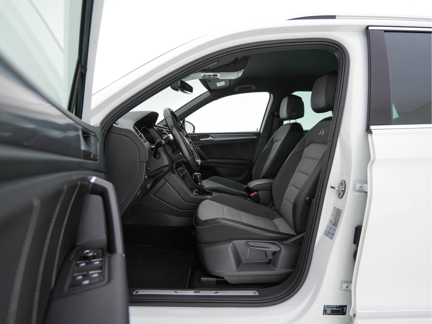 Volkswagen Tiguan 2.0 TSI 4Motion (⚠️) R-Line Highline Aut. *ADAPTIVE-CRUISE | LEATHER-MICROFIBRE | FULL-LED | NAVI-FULLMAP | HEATED-SPORTSEATS | CAMERA | SHIFTPADDLES | PRIVACYGLASS | CARPLAY | ECC | PDC | 20''ALU*