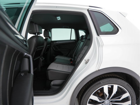 Volkswagen Tiguan 2.0 TSI 4Motion (⚠️) R-Line Highline Aut. *ADAPTIVE-CRUISE | LEATHER-MICROFIBRE | FULL-LED | NAVI-FULLMAP | HEATED-SPORTSEATS | CAMERA | SHIFTPADDLES | PRIVACYGLASS | CARPLAY | ECC | PDC | 20''ALU*