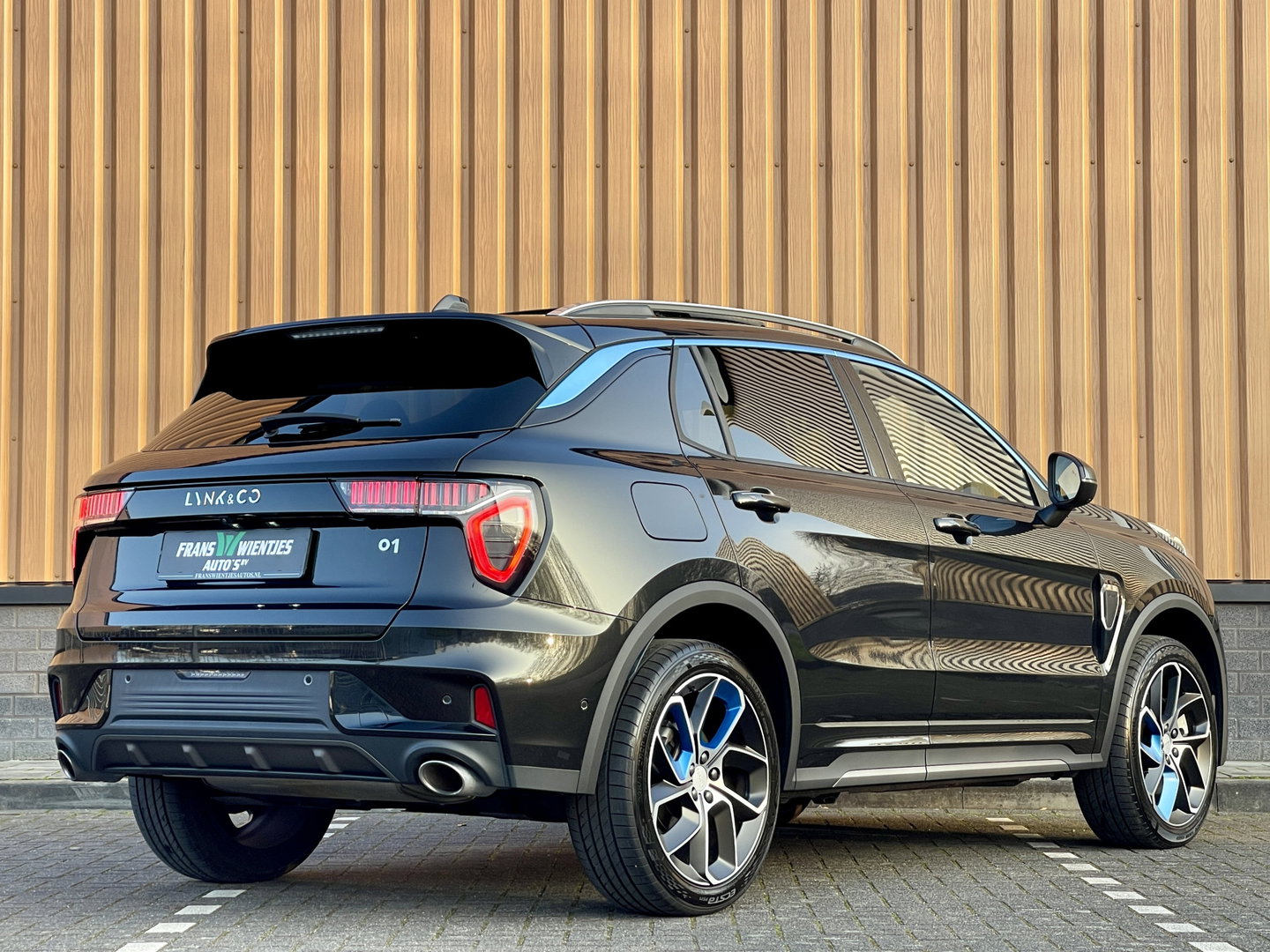 Lynk & Co 01 1.5 | Black Pakket | Panoramadak | Zwarte hemel | Adaptive Cruise Control | Keyless | Elektrische Bestuurdersstoel + Geheugen | Parkeersensoren | Apple Carplay |