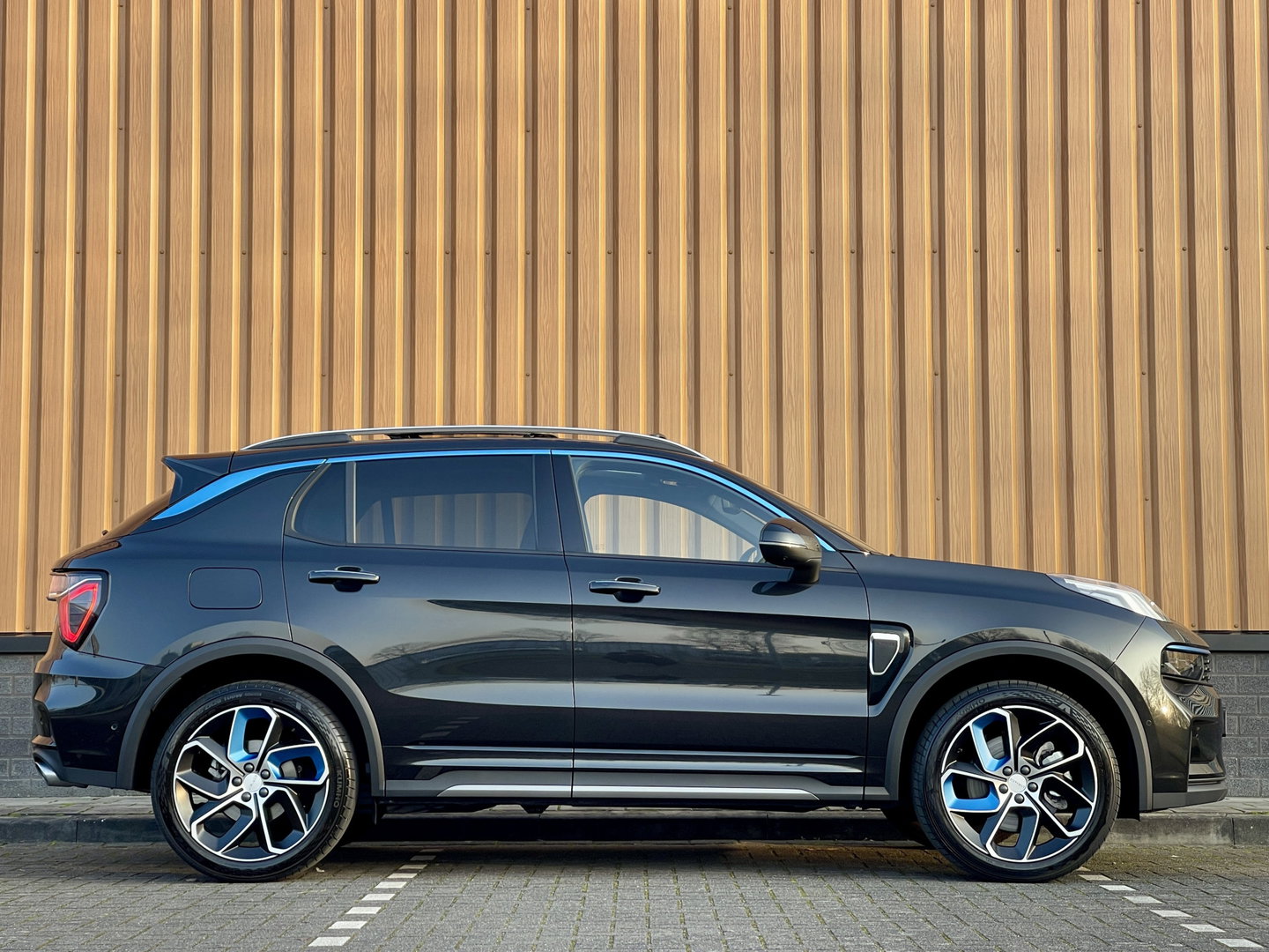 Lynk & Co 01 1.5 | Black Pakket | Panoramadak | Zwarte hemel | Adaptive Cruise Control | Keyless | Elektrische Bestuurdersstoel + Geheugen | Parkeersensoren | Apple Carplay |