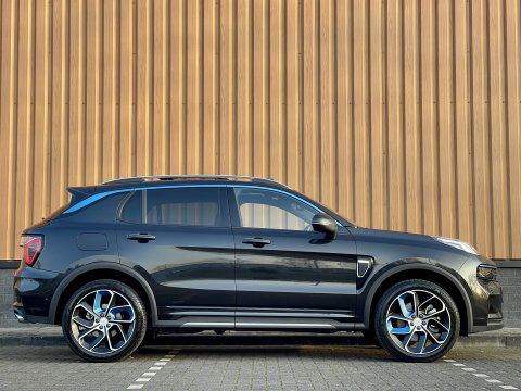 Lynk & Co 01 1.5 | Black Pakket | Panoramadak | Zwarte hemel | Adaptive Cruise Control | Keyless | Elektrische Bestuurdersstoel + Geheugen | Parkeersensoren | Apple Carplay |
