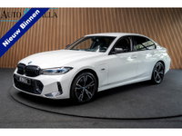 BMW 3 Serie - 320e M-sport HUD Leer Navi Camera ACC Matrix LED Laser PDC Virtual Climate (3-zone) Zwarte binnenhemel Sportstoelen LM velgen Facelift model! BTW auto!