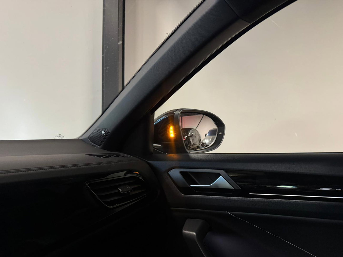 Volkswagen T-Roc 1.5 TSI R-Line Business PANO KEYLESS PDC CARPLAY