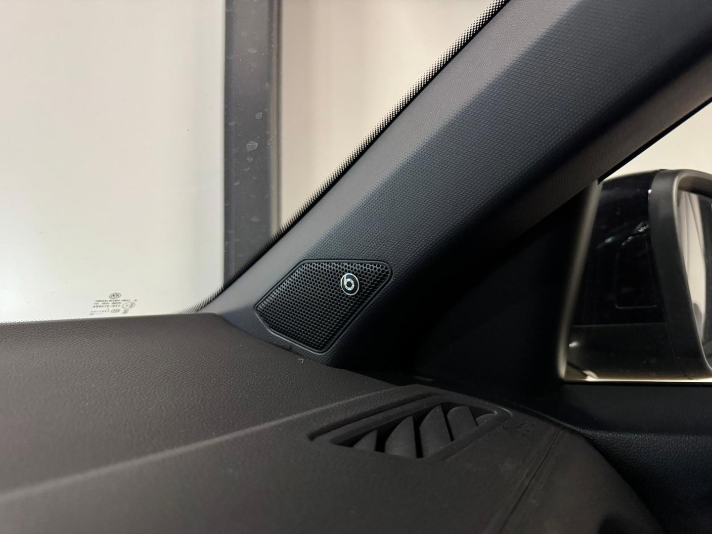 Volkswagen T-Roc 1.5 TSI R-Line Business PANO KEYLESS PDC CARPLAY