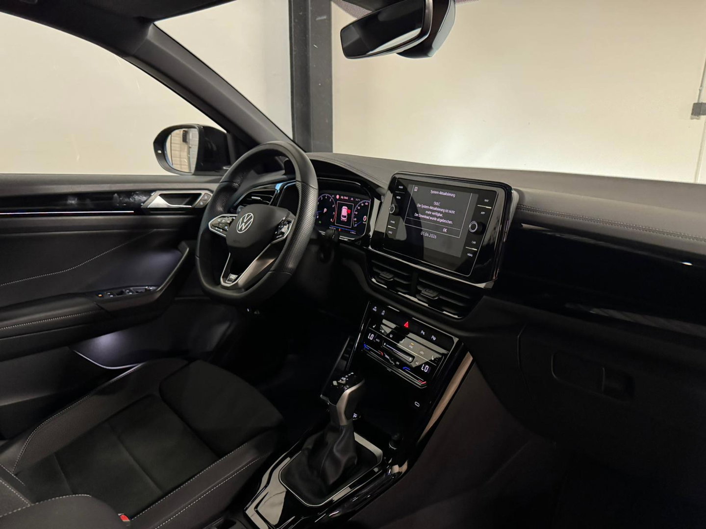 Volkswagen T-Roc 1.5 TSI R-Line Business PANO KEYLESS PDC CARPLAY