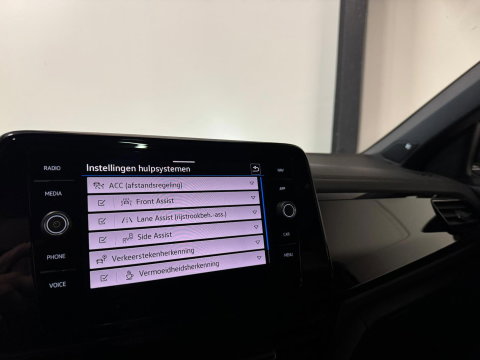 Volkswagen T-Roc 1.5 TSI R-Line Business PANO KEYLESS PDC CARPLAY