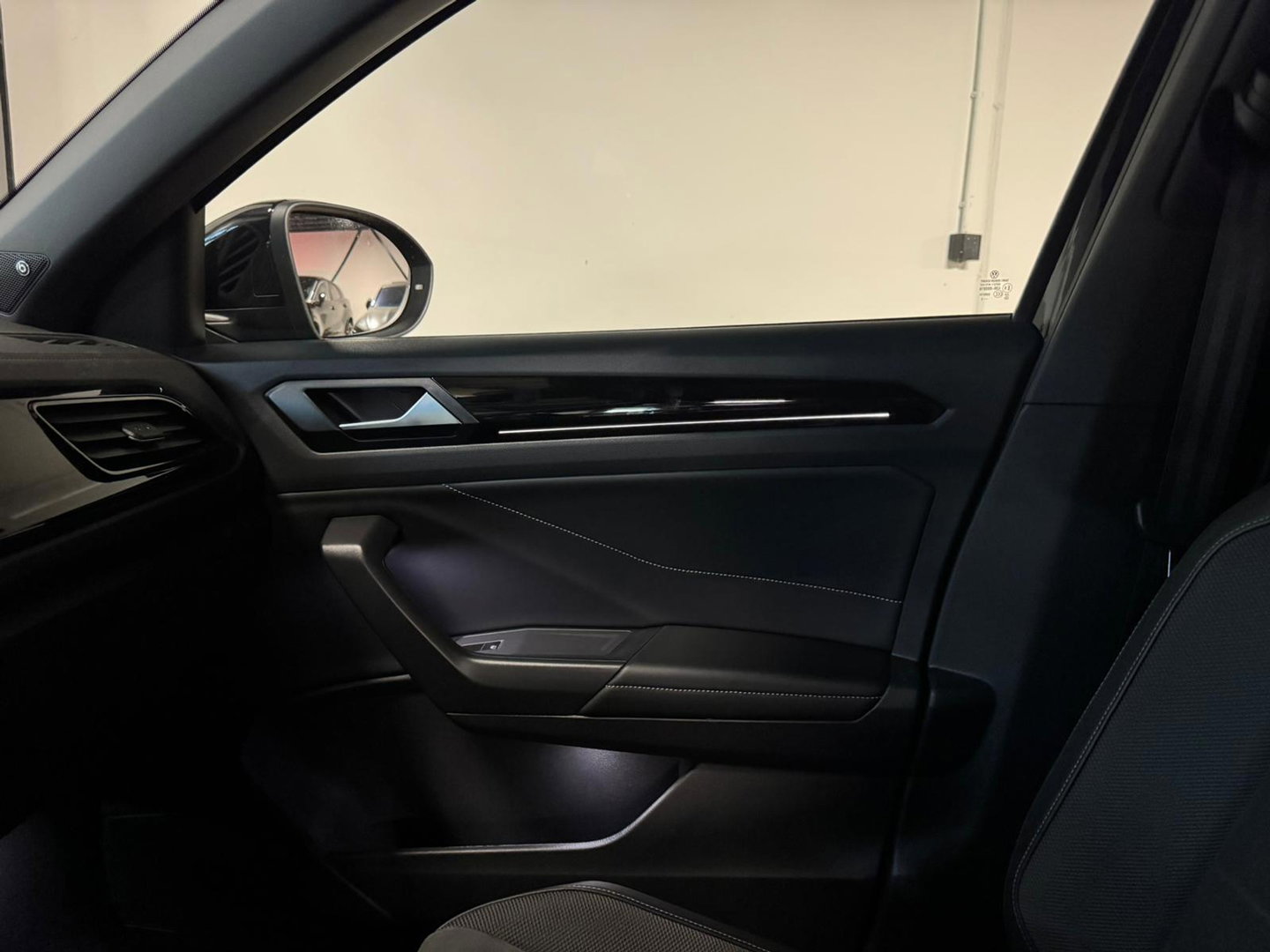 Volkswagen T-Roc 1.5 TSI R-Line Business PANO KEYLESS PDC CARPLAY
