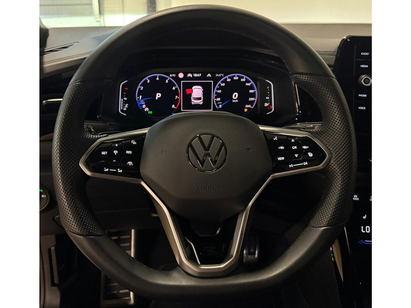 Volkswagen T-Roc 1.5 TSI R-Line Business PANO KEYLESS PDC CARPLAY