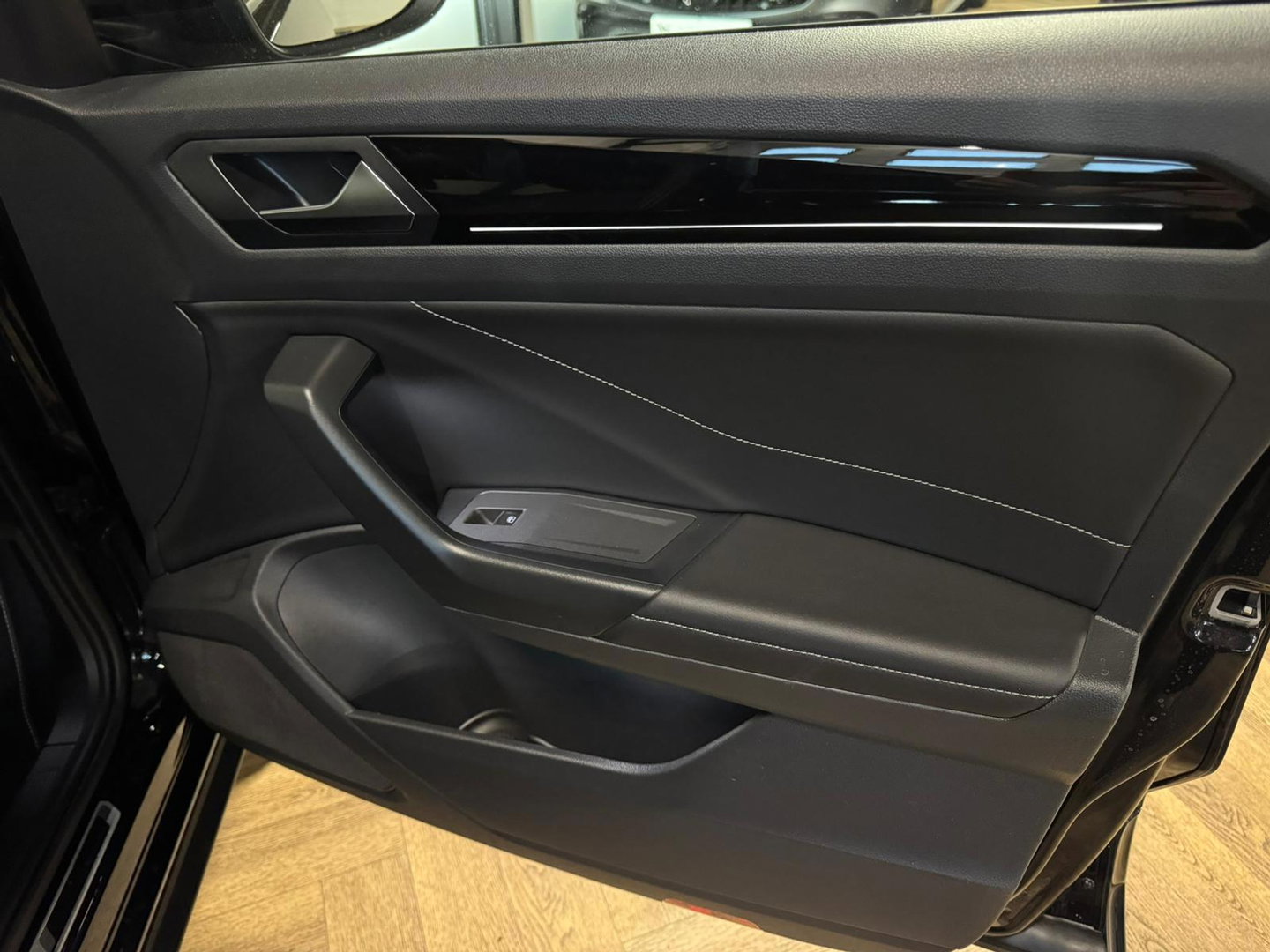 Volkswagen T-Roc 1.5 TSI R-Line Business PANO KEYLESS PDC CARPLAY