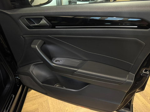 Volkswagen T-Roc 1.5 TSI R-Line Business PANO KEYLESS PDC CARPLAY