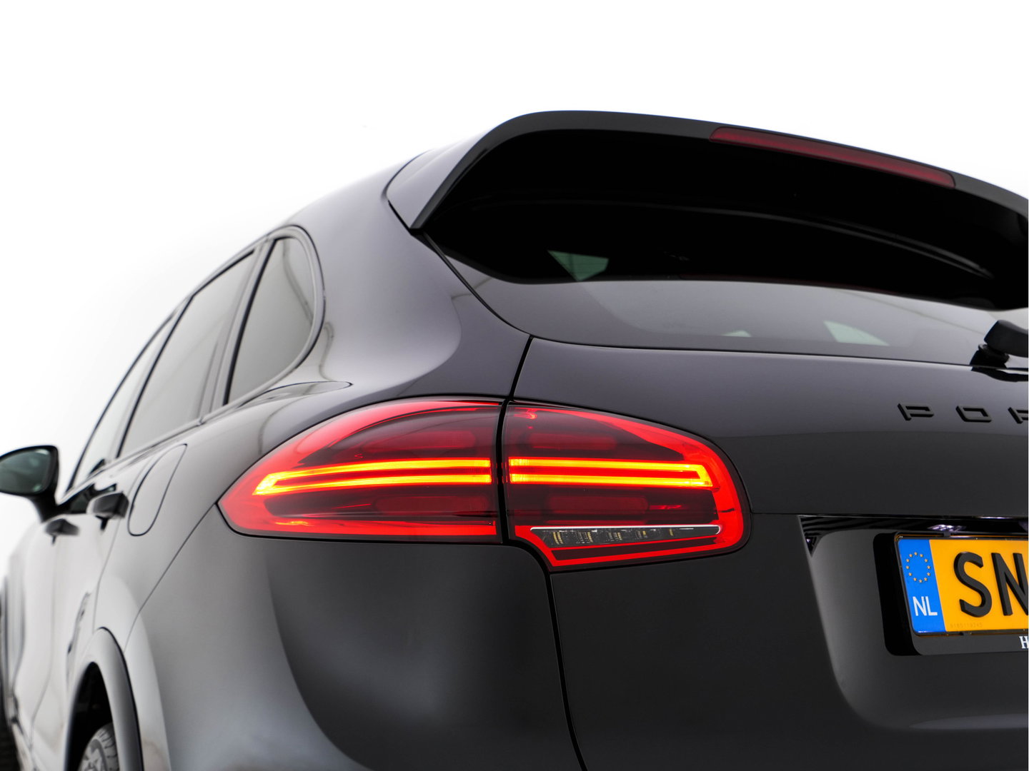 Porsche Cayenne 3.0 S E-Hybrid AWD (Plug-In) Aut. *PANO | LEATHER | XENON | MEMORY-PACK | NAVI-FULLMAP | HEATED-COMFORTSEATS | CAMERA | SHIFTPADDLES | PRIVACY-GLASS | ECC | PDC | CRUISE | TOWBAR | 21''ALU*