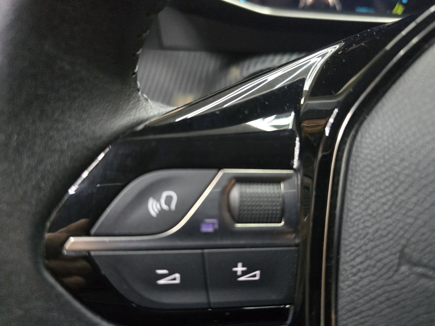 Peugeot e-2008 EV Allure Pack 50 kWh Carplay PDC LED Cruise Trekhaak Camera 17"LM