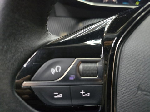Peugeot e-2008 EV Allure Pack 50 kWh Carplay PDC LED Cruise Trekhaak Camera 17"LM